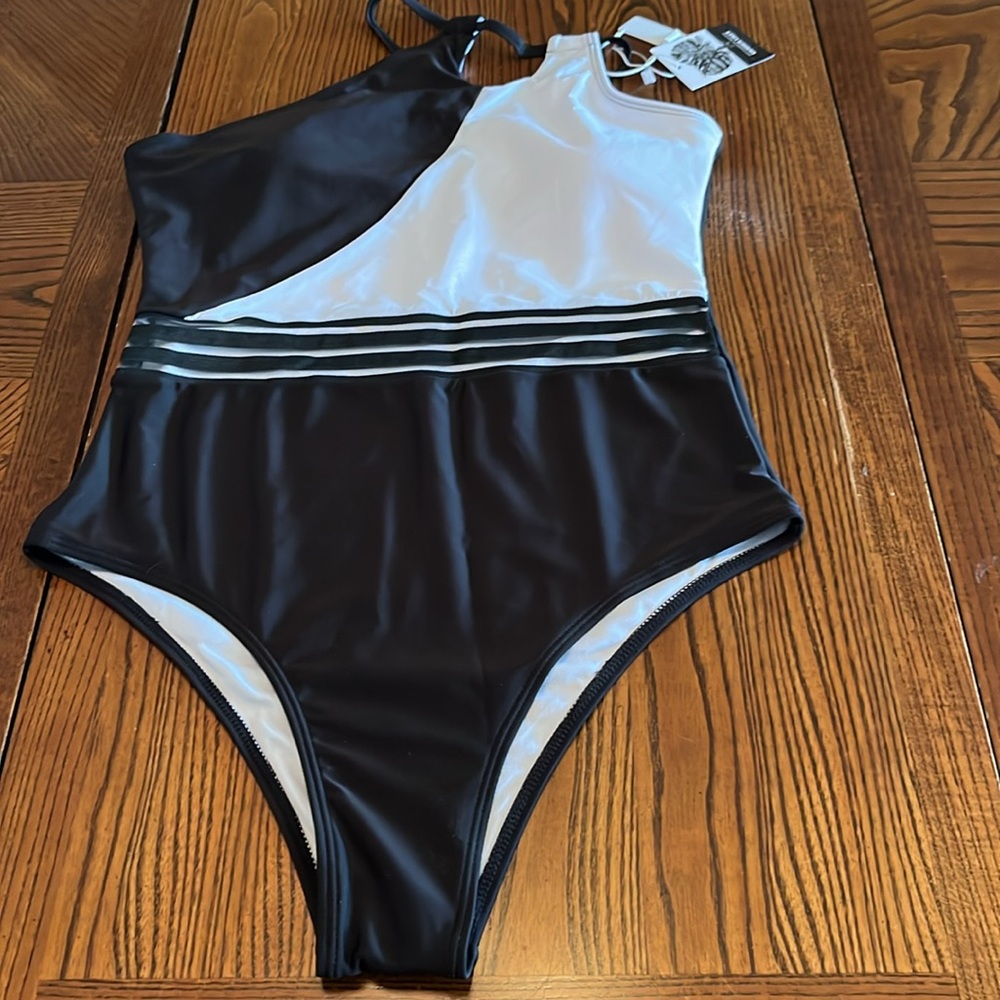 SWMMER LIKET ONE PIECE BLACK AND WHITE SWIM SUIT. NWT. SIZE LARGE.